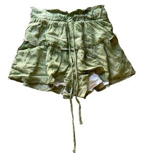 Light green flowy Altar’d State shorts 🌿